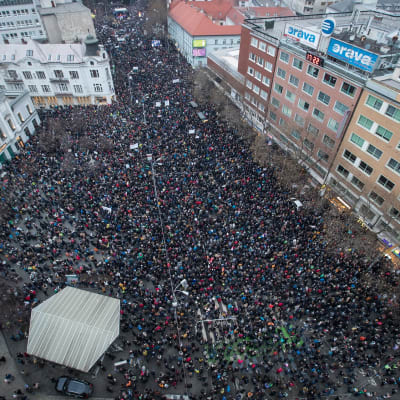 Mielenosoitukset Bratislavassa Slovakiassa perjantaina 9. maaliskuuta.