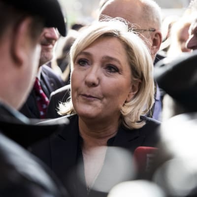 Ranskalaisen oppositiopoliitikon Marine Le Penin kasvot näkyvät lähikuvana ihmisjoukon keskeltä.
