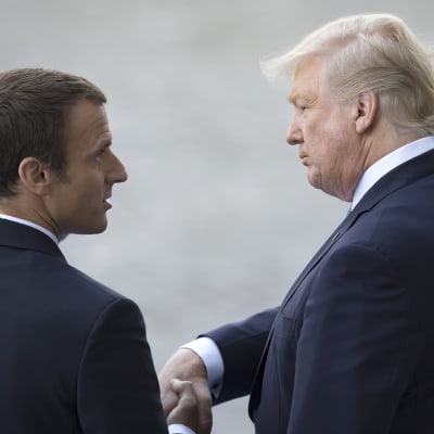 Presidentit Emmanuel Macron (vas.) ja Donald Trump tapasivat Pariisissa heinäkuussa 2017. Vierailu oli juhlava.