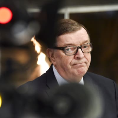 Europarlamentaarikko Paavo Väyrynen kertoi tulevaisuuden suunnitelmistaan tiedotustilaisuudessa Helsingissä keskiviikkona 25. huhtikuuta