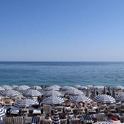 Aurinkovarjoja Nizzan rannalla.