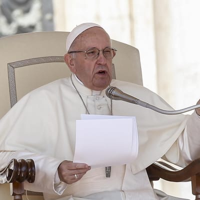 Katolisen kirkon nykyinen paavi Franciscus istuu virkatuolissaan ja puhuu.