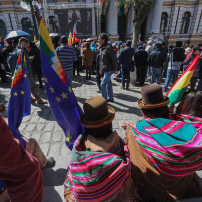 Bolivialaisia seuraamassa jättinäytöltä Kansainvälisen tuomioistuimen päätöksen julkistamista maan pääkaupungissa La Pazissa