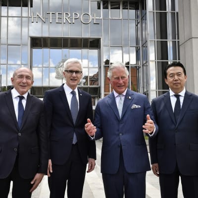 Meng Hongwei (oikealla)  Interpolin päämajan edessä Ranskan sisäministerin Gérard Collombin (vasemmalla), Interpolin pääsihteerin Jürgen Stockin (toinen vasemmalta) ja Britannian prinssi Charlesin kanssa.