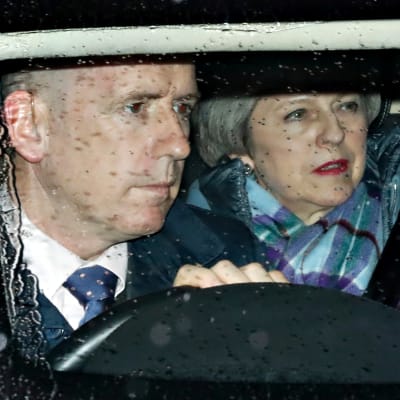  Theresa May lähdössä parlamentista äänestysten jälkeen.