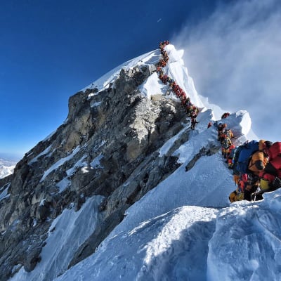 Kiipeilijöiden suma Mount Everestillä on aiheuttanut useita kuolemia.