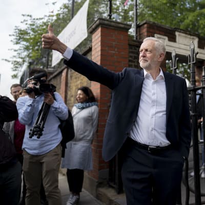 Työväenpuolueen johtaja Jeremy Corbyn poistui äänestyspaikalta 23. toukokuuta. Britit äänestivät tuolloin eurovaaleissa. 