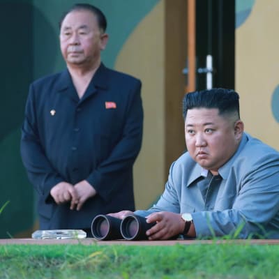 Pohjois-Korean johtaja Kim Jong-un seurasi uudentyyppisen taktisen aseen laukaisua torstaina maan virallisen uutistoimiston julkaisemassa kuvassa. 