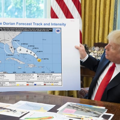Trump esittelee karttaa, johon on piirretty mustalla tussilla uusi myrskyalue.