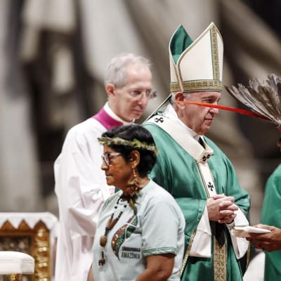 Paavi Franciscus  avaa piispainkokouksen Vatikaanin Pyhän Pietarin kirkossa..