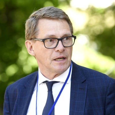Valtiovarainministeri Matti Vanhanen poistuu hallituksen neuvotteluista Säätytalolta Helsingissä 11. kesäkuuta
