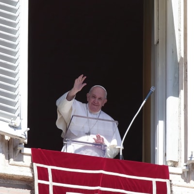 paavi vilkuttaa ikkunasta
