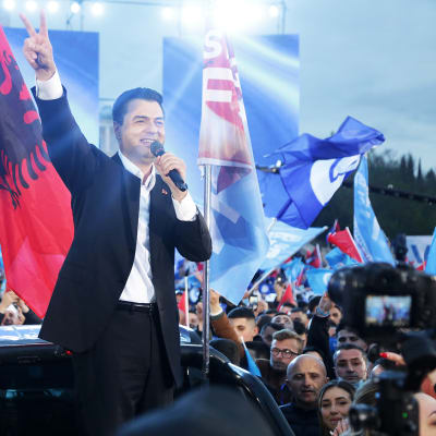 Albanian demokraattipuolueen johtaja Lulzim Basha kampanjatilaisuudessa Tiranassa 23. huhtikuuta.