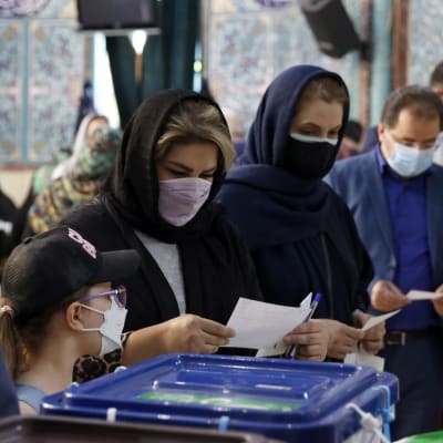 Ihmisiä vaaliuurnilla Teheranissa sijaitsevalla äänetyspaikalla. 
