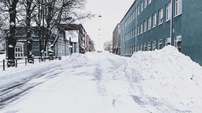 Snöhögar på Biskopsgatan i Borgå