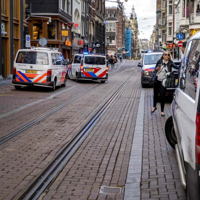 Poliisin ajoveuvoja pysäköitynä kadun varteen Amsterdamissa.