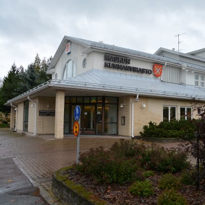 Maskun kunnanvirasto sateisena päivänä.