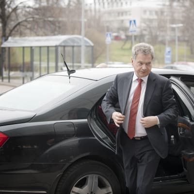 Finlands president Sauli Niinistö kliver ur bilen innan han ska medverka i morgonettan. 