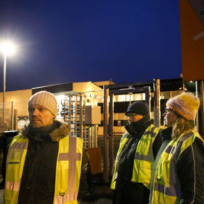 Strejkvakter vid Postens logistikcentral i Lundo.
