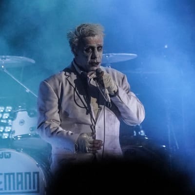 Till Lindemann esiintymässä Helsingissä soolokeikalla vuonna 2020. 