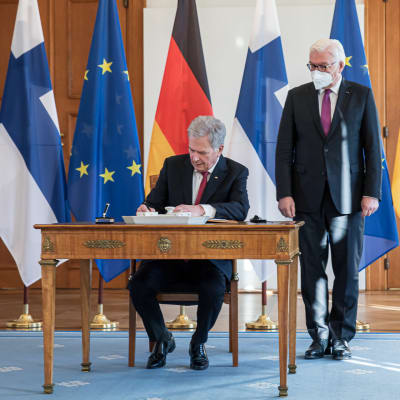 Presidentti Sauli Niinistö allekirjoitti vieraskirjan vieraillessaan Saksan liittopresidentin Frank-Walter Steinmeierin luona Berliinissä.