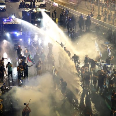 Mielenosoittajia kohti ammutaan vesitykeillä Tel Avivin kaduilla Israelissa.
