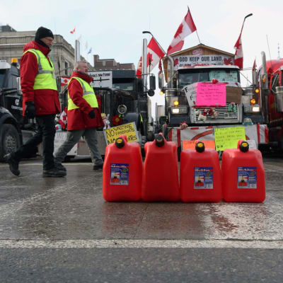 Tyhjiä polttoainekanistereita mielenosoittajien tiesulussa Kanadan pääkaupungissa Ottawassa.
