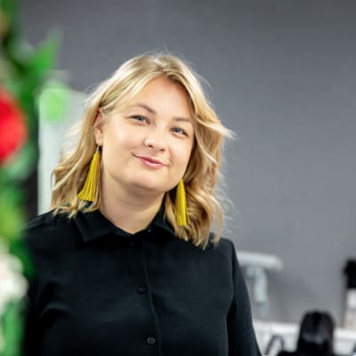 Janina Vatanen poseeraa kampaamossaan.