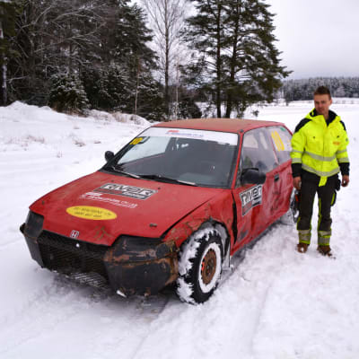 Nicce Blomqvist med sin åkerrallybil