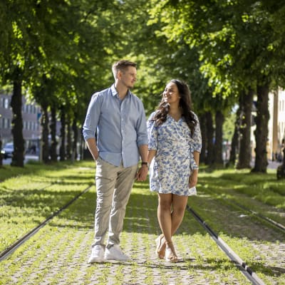 Mari Koivistoisen ja Heikki Pulkan häät piti järjestää jo kesäkuussa 2020. Pari kuvattuna lähellä kotikulmiaan Vallilan Mäkelänkadulla.
