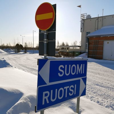 Kielletyn ajosuunnan kyltti Suomen ja Ruotsin rajalla Torniossa.