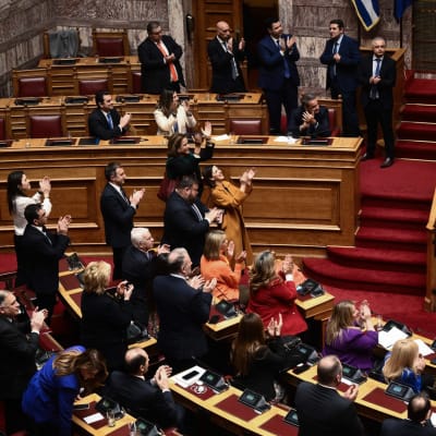 Det grekiska parlamentet ger en stående ovation efter att den samkönade äktenskapslagstiftningen godkänts.
