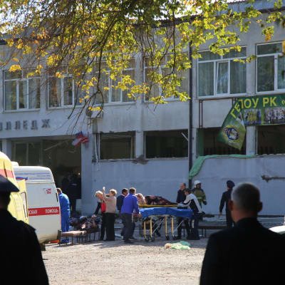 Ambulanser utanför en skola på Krim som utsattes för en attack.