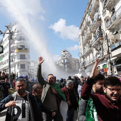 Demonstration på gata i Algeriet.