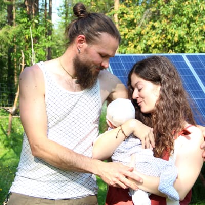 Harald ja Sarah Doblinger vastasyntyneen lapsensa kanssa.