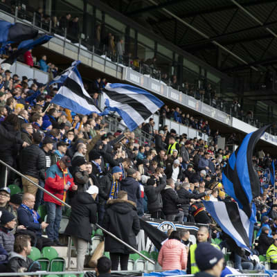 Intersupportrar på Kuppisstadion på fotbollsligans slutsålda finalmatch 19.10.2019.