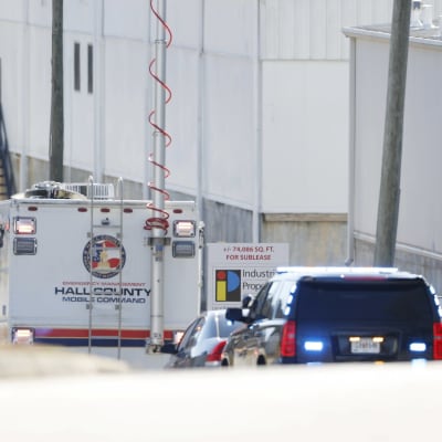 Viranomaisten ajoneuvoja tehtaan vieressä Gainesvillessä, jossa kemikaalionnettomuus tapahtui.