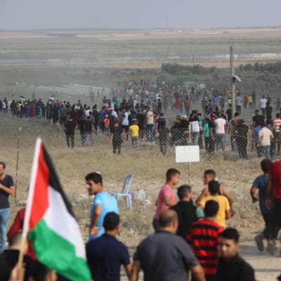 Palestiinalaiset osoittivat mieltä Gazan kaistan raja-aidalla.