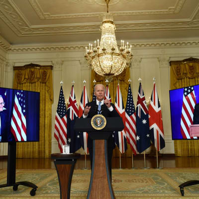 Presidentti Joe Biden puhuu turvallisuuskokouksessa Valkoisessa talossa.