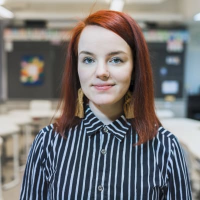 Meritta Pyykkönen katsoo hymyillen kameraan.