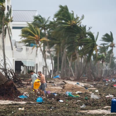 Ihmisiä kävelee rannalla Ian-myrskyn aiheuttamien tuhojen keskellä Bonita Springsissä Floridassa.