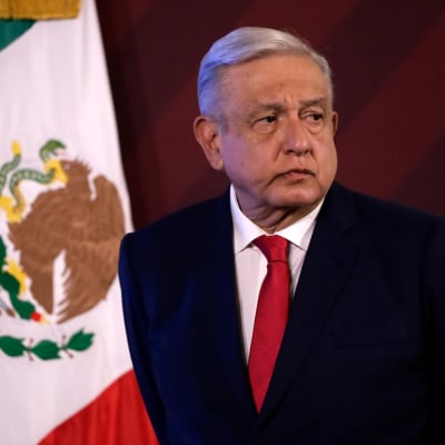 Meksikon presidentti Andres Manuel Lopez Obrador seisoo lehdistötilaisuudessa. Taustalla Meksikon lippu.