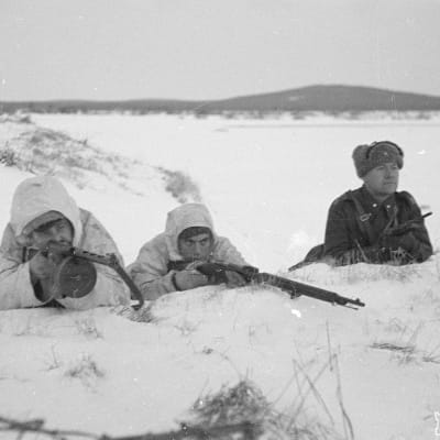 SA-kuvassa sotilaat ja upseeri poseeraavat Kemijärven Joutsijärven maisemissa.