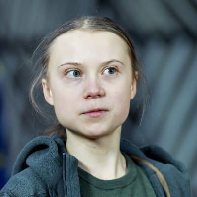 Greta Thunberg saapumassa kokoukseen EU:n ympäristöministereiden kanssa Brysselissä maaliskuussa 2020.