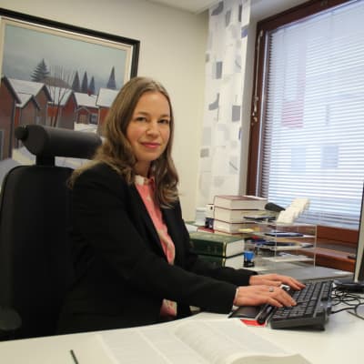 Etelä-Hämeen OP:n Lakipalvelujen päällikkö Maija Ahoniemi tietokoneella työpöytänsä ääressa.