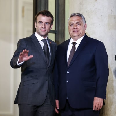 Ranskan presidentti Emmanuel Macron ja Unkarin pääministeri Viktor Orbán Pariisissa 13.3.2023.