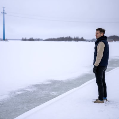 Sebastian Strandvall seisoo jäätyneellä rannalla.