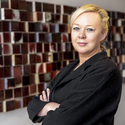 Viestinnän johtamisen professori Vilma-Luoma Aho katsoo kameraan.