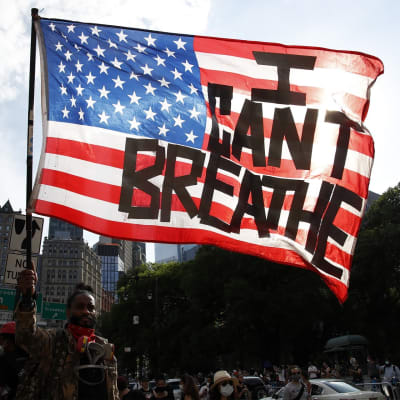 En amerikan flagga tejpad med texten "Jag kan inte andas". 