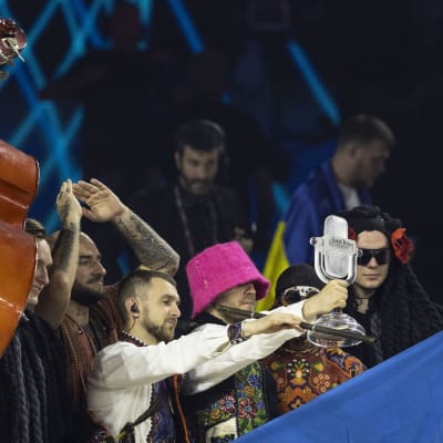 Kalush Orchestra esittelee voittopokaalia.